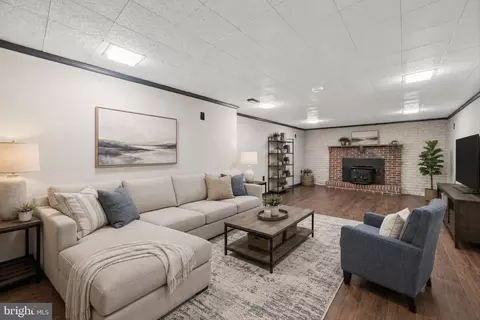 Living - 7052 Linganore Rd, Frederick, MD 21701 photo 8 of 8
