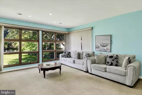 Living - 6742 Mount Phillip Rd, Frederick, MD 21703 photo 2 of 3