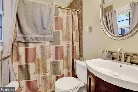 Bath - 6742 Mount Phillip Rd, Frederick, MD 21703 photo 2 of 4