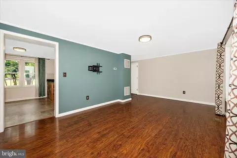 Living - 6901 Trout Ln, Frederick, MD 21702 photo 4 of 5