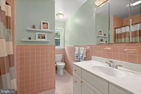 Bath - 6806 Falstone Dr, Frederick, MD 21702 photo 2 of 4
