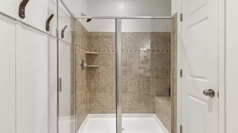 Bath - 5967 Whelan Ln, Frederick, MD 21703 photo 3 of 5