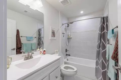 Bath - 360 Shortleaf Cir, Frederick, MD 21702 photo 4 of 5