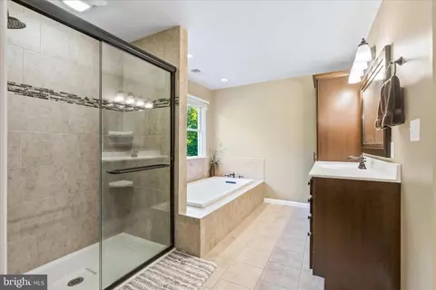 Bath - 9009 Shadybrook Dr, Frederick, MD 21701 photo 3 of 4