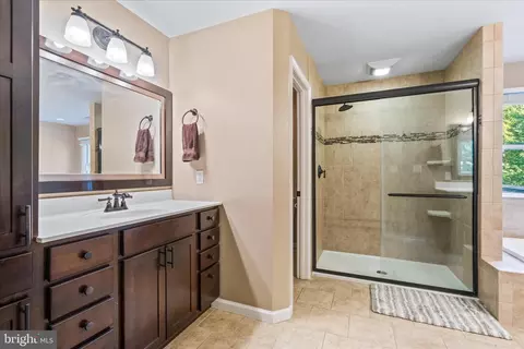Bath - 9009 Shadybrook Dr, Frederick, MD 21701 photo 2 of 4