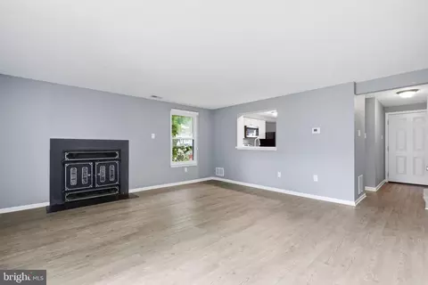 Living - 512 Riggs Ct, Frederick, MD 21703 photo 4 of 6