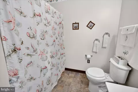 Bath - 7047 Catalpa Rd, Frederick, MD 21703 photo 2 of 4