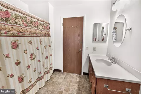 Bath - 7047 Catalpa Rd, Frederick, MD 21703 photo 4 of 4