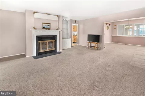 Living - 7047 Catalpa Rd, Frederick, MD 21703 photo 4 of 5