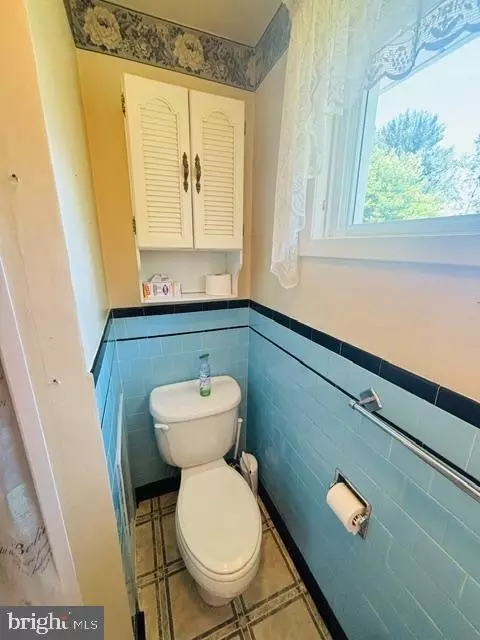 Bath - 6942 Linganore Rd, Frederick, MD 21701 photo 2 of 4