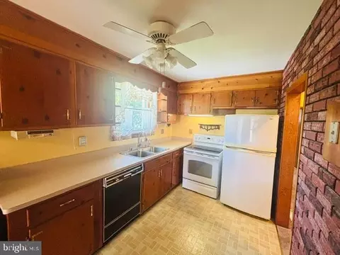 Kitchen - 6942 Linganore Rd, Frederick, MD 21701 photo 3 of 4