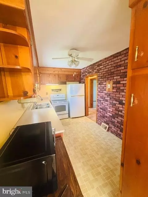 Entry Way - 6942 Linganore Rd, Frederick, MD 21701 photo 4 of 7
