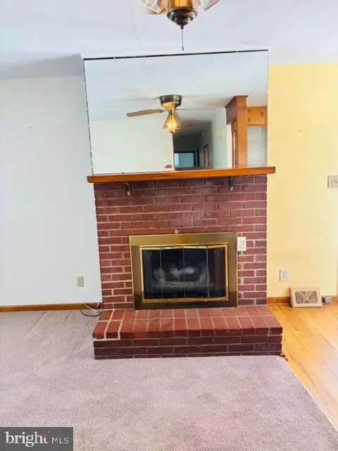 Living - 6942 Linganore Rd, Frederick, MD 21701 photo 3 of 3