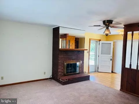 Living - 6942 Linganore Rd, Frederick, MD 21701 photo 2 of 3