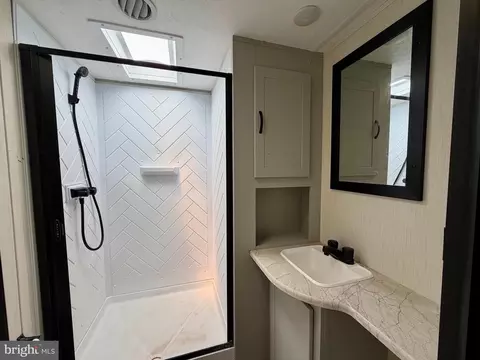 Bath - 10121 Putman Rd, Frederick, MD 21702 photo 1 of 2