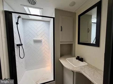 Bath - 10121 Putman Rd, Frederick, MD 21702 photo 2 of 2