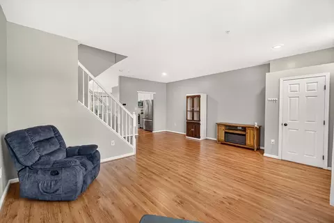 2433 Lakeside Dr, Frederick, MD 21702 photo 3