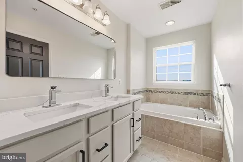 Bath - 2075 Spring Run Cir, Frederick, MD 21702 photo 1 of 3