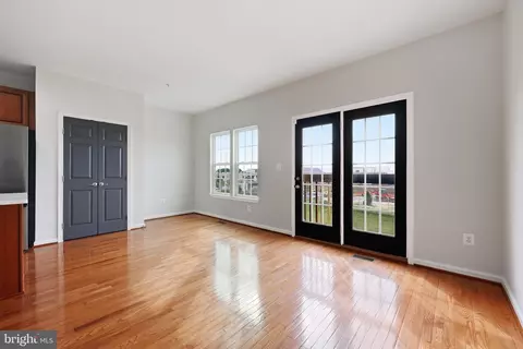 Living - 2075 Spring Run Cir, Frederick, MD 21702 photo 7 of 10