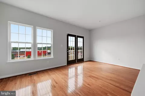 Living - 2075 Spring Run Cir, Frederick, MD 21702 photo 8 of 10
