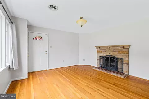 Living - 708 E Main St, Middletown, MD 21769 photo 2 of 3