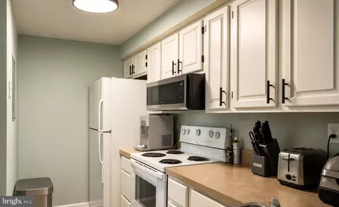 Kitchen - 800 E Stratford Way #E, Frederick, MD 21701 photo 2 of 2