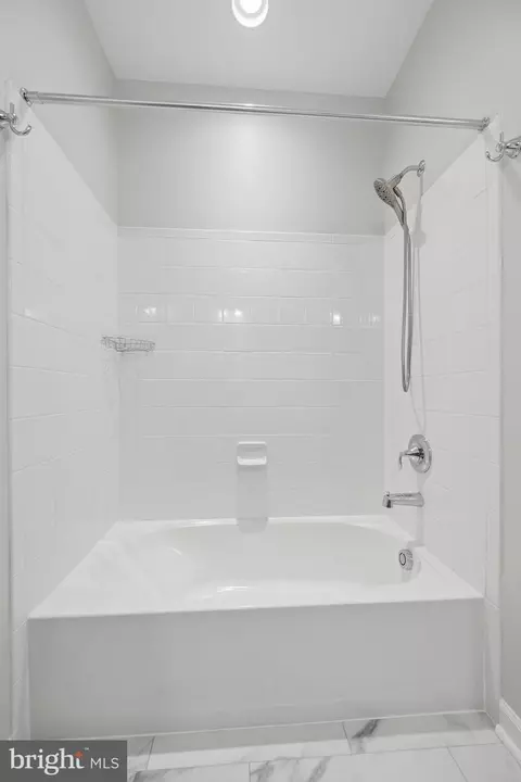 Bath - 5720 Hawk Ridge Rd, Frederick, MD 21704 photo 2 of 3