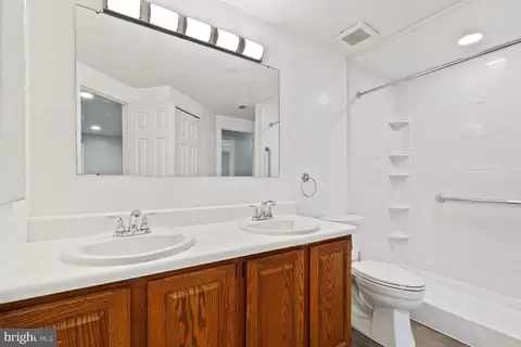 Bath - 811 Stratford Way #E, Frederick, MD 21701 photo 1 of 3