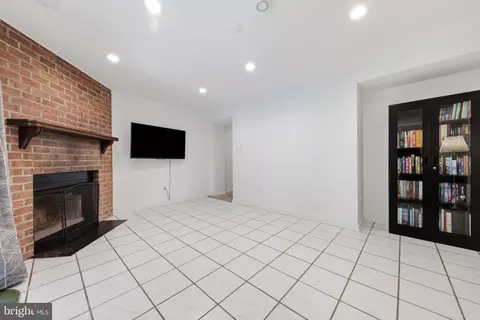 Living - 1554 Dockside Dr, Frederick, MD 21701 photo 2 of 3