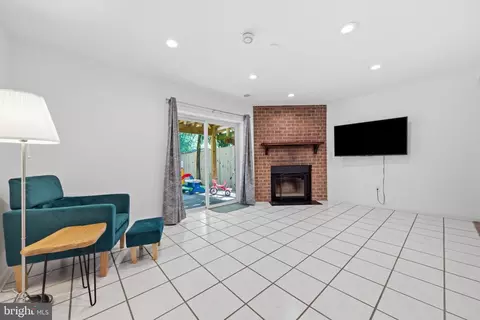 Living - 1554 Dockside Dr, Frederick, MD 21701 photo 1 of 3