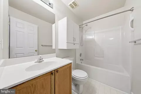 Bath - 814 Fifth Ave, Brunswick, MD 21716 photo 3 of 3