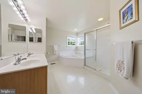 Bath - 814 Fifth Ave, Brunswick, MD 21716 photo 1 of 3