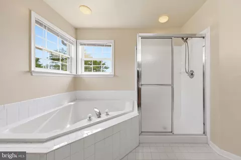Bath - 814 Fifth Ave, Brunswick, MD 21716 photo 2 of 3