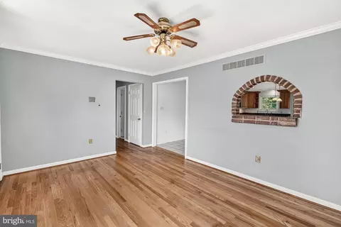 Living - 9209 Oak Tree Cir, Frederick, MD 21701 photo 3 of 7