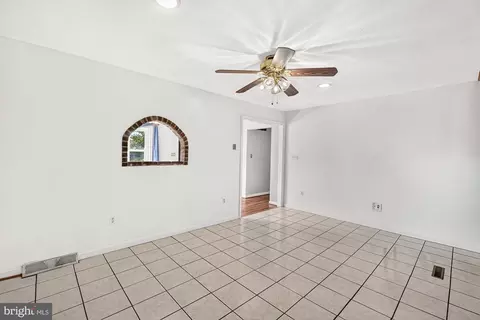 Living - 9209 Oak Tree Cir, Frederick, MD 21701 photo 5 of 7