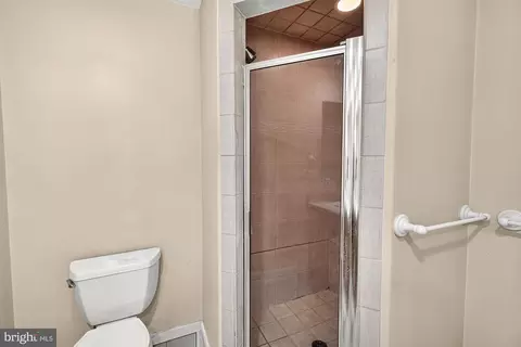 Bath - 9209 Oak Tree Cir, Frederick, MD 21701 photo 2 of 5
