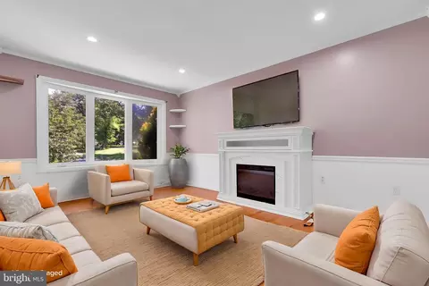 Living - 6621 Willis Ln, Frederick, MD 21702 photo 2 of 4