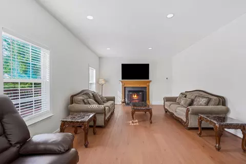 Living - 90 Howard Ct, Frederick, MD 21702 photo 2 of 4