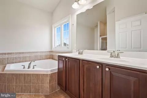 Bath - 4104 Tottenham St, Frederick, MD 21704 photo 2 of 4