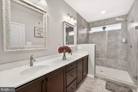 Bath - 1094 Holden Rd, Frederick, MD 21701 photo 2 of 6