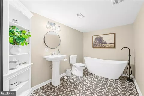 Bath - 94 George Thomas Dr, Frederick, MD 21702 photo 1 of 4