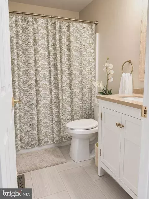 Bath - 94 George Thomas Dr, Frederick, MD 21702 photo 2 of 4