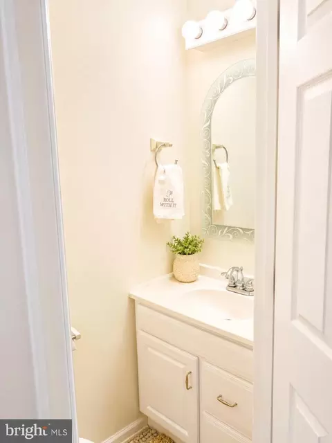 Bath - 4989 Pintail Ct, Frederick, MD 21703 photo 1 of 3