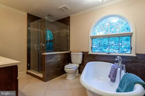 Bath - 2425 Hunters Chase Ct, Frederick, MD 21702 photo 6 of 12