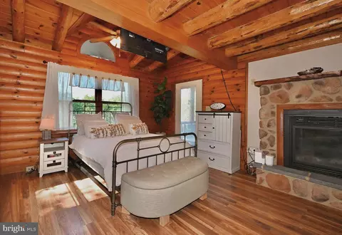 Bedroom - 8051 Old Receiver Rd, Frederick, MD 21702 photo 2 of 6