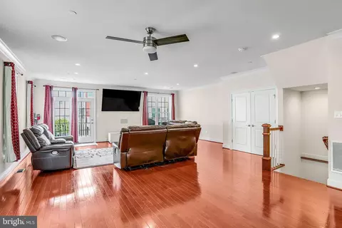 Living - 9064 Knott Ln, Frederick, MD 21704 photo 2 of 4
