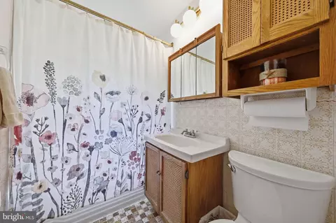 Bath - 19 Norva Ave, Frederick, MD 21701 photo 1 of 2