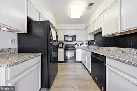 Kitchen - 125 Heathfield Dr, Frederick, MD 21702 photo 4 of 4