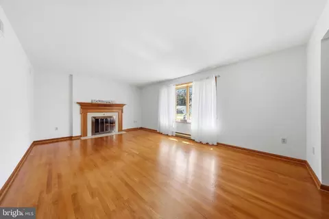 Living - 7913 Juniper Dr, Frederick, MD 21702 photo 2 of 4