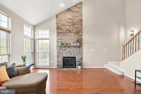 Living - 8 N Pointe Ter, Middletown, MD 21769 photo 2 of 4